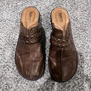 Born Handcrafted Brown Leather Slip On Mule Clogs Soft Bed Women’s Size US 9